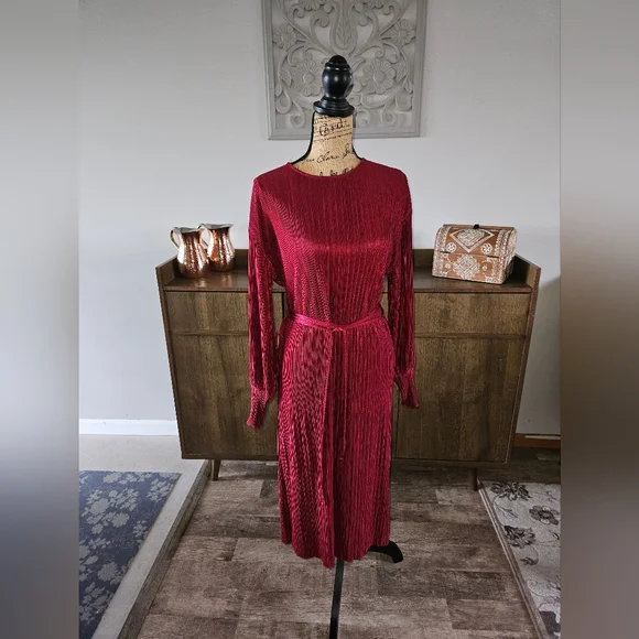 Zara small burgundy plisse midi dress - Picture 5 of 8